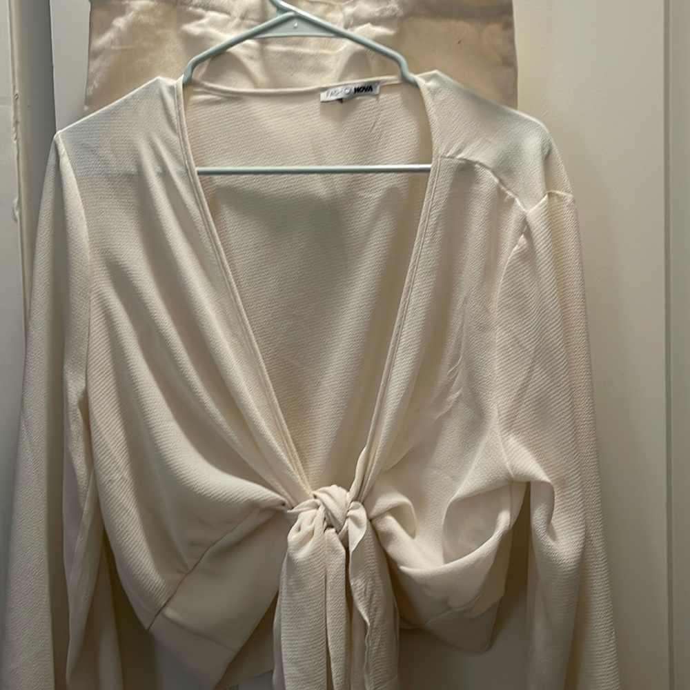 Cute blouse never used.